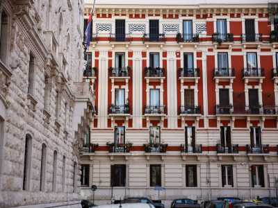 ...mentre il bianco sembra dialogare con il candido marmo del Palazzo dell�Acquedotto...